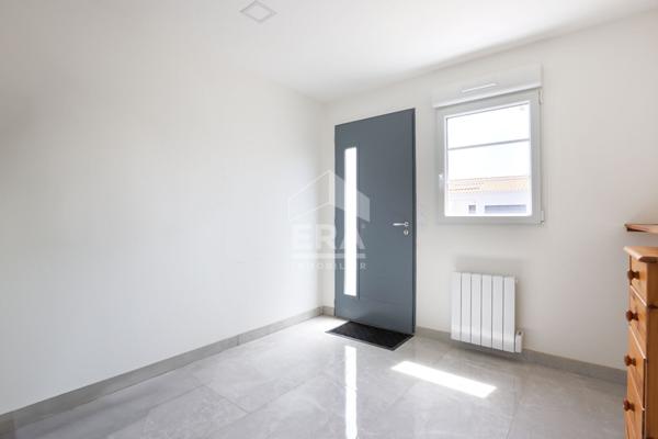 Maison récente trois chambres piscine