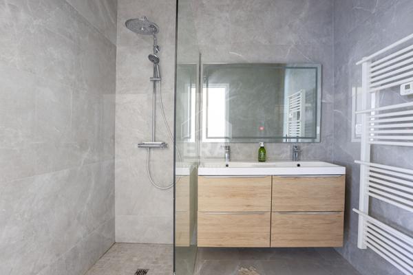 Maison récente trois chambres piscine