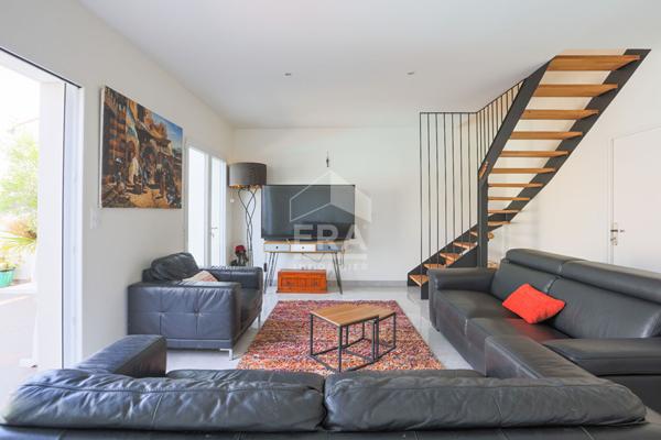 Maison récente trois chambres piscine