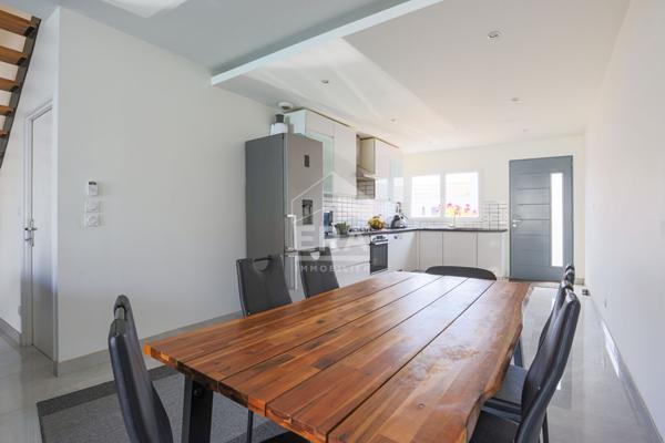 Maison récente trois chambres piscine