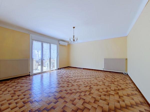 Appartement T3 avec cours privée, cave et garage