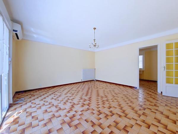 Appartement T3 avec cours privée, cave et garage