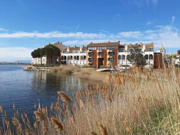 Élégant T2 rénové avec terrasse et vue sur l’étang