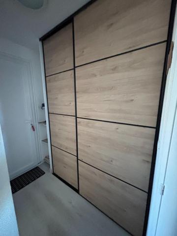 Élégant T2 rénové avec terrasse et vue sur l’étang