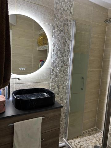 Élégant T2 rénové avec terrasse et vue sur l’étang