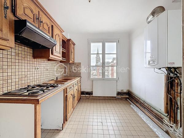 Nous vous proposons cet appartement de 3 pièces au troisième étage sans ascenseur, qui se compose d'une entrée, d'une cuisine aménagée, d'un séjour donnant sur un balcon, de 2 chambres avec balcon, et d'une salle de bains avec WC.

L'appartement, très lumineux, profite d'une triple exposition et dispose également d'une cave.

Proche de toutes les commodités (écoles, lycée, commerces et transports), à seulement 3 min de la gare et de l'hôpital.

Idéal pour un premier achat ou un investissement locatif, une visite s'impose.