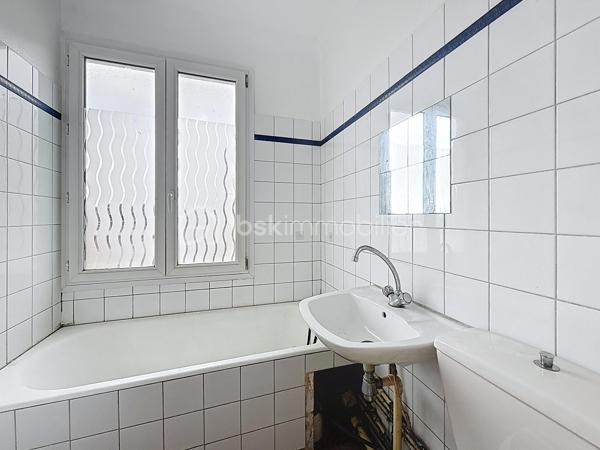 Nous vous proposons cet appartement de 3 pièces au troisième étage sans ascenseur, qui se compose d'une entrée, d'une cuisine aménagée, d'un séjour donnant sur un balcon, de 2 chambres avec balcon, et d'une salle de bains avec WC.

L'appartement, très lumineux, profite d'une triple exposition et dispose également d'une cave.

Proche de toutes les commodités (écoles, lycée, commerces et transports), à seulement 3 min de la gare et de l'hôpital.

Idéal pour un premier achat ou un investissement locatif, une visite s'impose.
