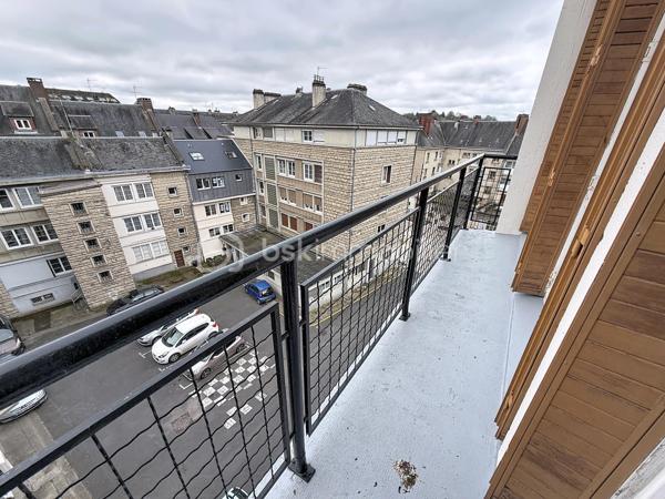 Nous vous proposons cet appartement de 3 pièces au troisième étage sans ascenseur, qui se compose d'une entrée, d'une cuisine aménagée, d'un séjour donnant sur un balcon, de 2 chambres avec balcon, et d'une salle de bains avec WC.

L'appartement, très lumineux, profite d'une triple exposition et dispose également d'une cave.

Proche de toutes les commodités (écoles, lycée, commerces et transports), à seulement 3 min de la gare et de l'hôpital.

Idéal pour un premier achat ou un investissement locatif, une visite s'impose.