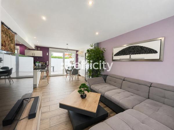 Maison
         4 pièces
        - 90 m² 220 000 € *