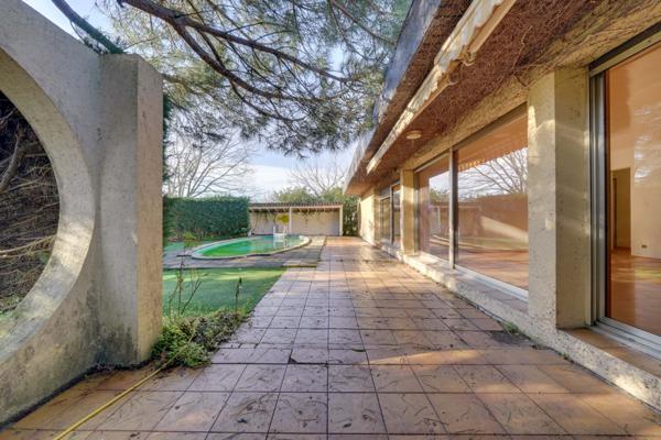 Mérignac (33700) Maison d'architecte de 176m2 habitables en R+1 avec piscine, garages et sous-sol sur parcelle de 1764m2.