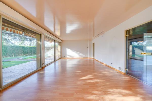 Mérignac (33700) Maison d'architecte de 176m2 habitables en R+1 avec piscine, garages et sous-sol sur parcelle de 1764m2.