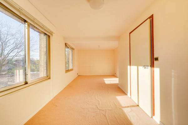 Mérignac (33700) Maison d'architecte de 176m2 habitables en R+1 avec piscine, garages et sous-sol sur parcelle de 1764m2.