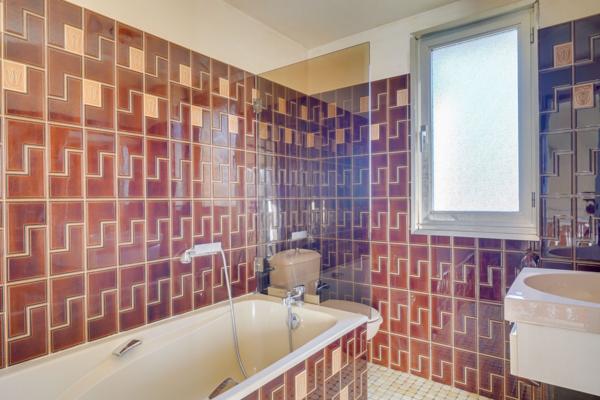 Mérignac (33700) Maison d'architecte de 176m2 habitables en R+1 avec piscine, garages et sous-sol sur parcelle de 1764m2.