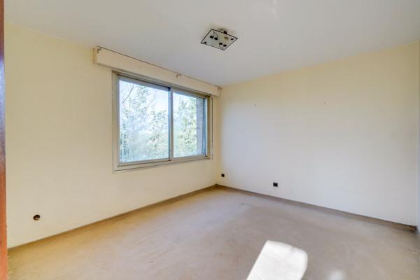 Mérignac (33700) Maison d'architecte de 176m2 habitables en R+1 avec piscine, garages et sous-sol sur parcelle de 1764m2.