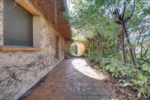 Mérignac (33700) Maison d'architecte de 176m2 habitables en R+1 avec piscine, garages et sous-sol sur parcelle de 1764m2.