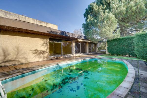 Mérignac (33700) Maison d'architecte de 176m2 habitables en R+1 avec piscine, garages et sous-sol sur parcelle de 1764m2.