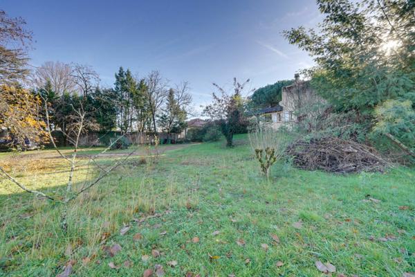 Mérignac (33700) Maison d'architecte de 176m2 habitables en R+1 avec piscine, garages et sous-sol sur parcelle de 1764m2.