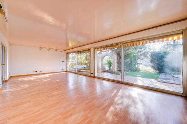 Mérignac (33700) Maison d'architecte de 176m2 habitables en R+1 avec piscine, garages et sous-sol sur parcelle de 1764m2.