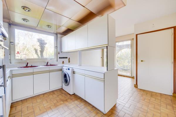 Mérignac (33700) Maison d'architecte de 176m2 habitables en R+1 avec piscine, garages et sous-sol sur parcelle de 1764m2.