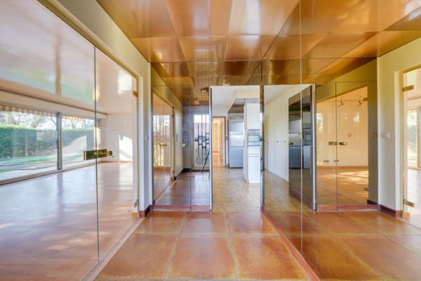 Mérignac (33700) Maison d'architecte de 176m2 habitables en R+1 avec piscine, garages et sous-sol sur parcelle de 1764m2.