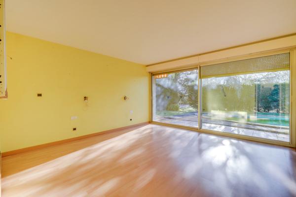 Mérignac (33700) Maison d'architecte de 176m2 habitables en R+1 avec piscine, garages et sous-sol sur parcelle de 1764m2.