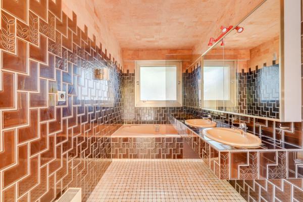 Mérignac (33700) Maison d'architecte de 176m2 habitables en R+1 avec piscine, garages et sous-sol sur parcelle de 1764m2.