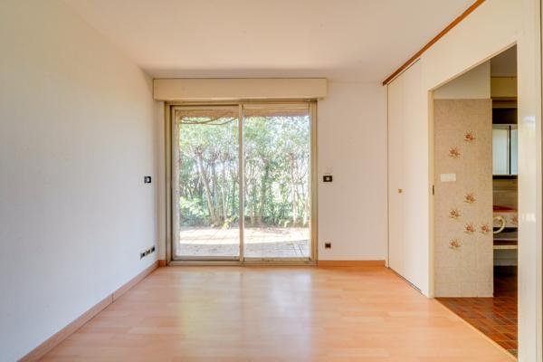 Mérignac (33700) Maison d'architecte de 176m2 habitables en R+1 avec piscine, garages et sous-sol sur parcelle de 1764m2.