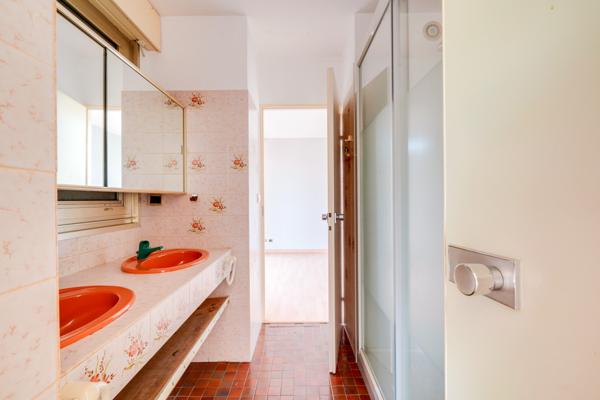 Mérignac (33700) Maison d'architecte de 176m2 habitables en R+1 avec piscine, garages et sous-sol sur parcelle de 1764m2.