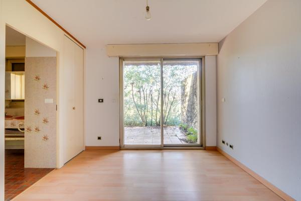 Mérignac (33700) Maison d'architecte de 176m2 habitables en R+1 avec piscine, garages et sous-sol sur parcelle de 1764m2.