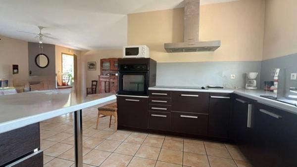 PLAISANCE (32): agréable MAISON de 2009, 3 chambres, gande piece de vie, VUE, calme, 2300m2 jardin clos plat.