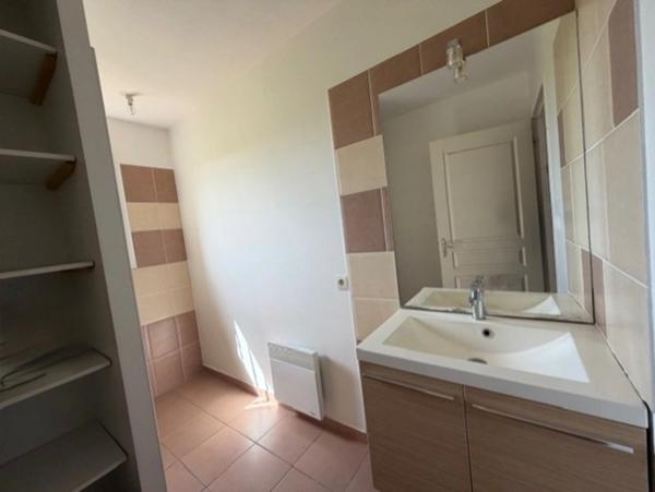 PLAISANCE (32): agréable MAISON de 2009, 3 chambres, gande piece de vie, VUE, calme, 2300m2 jardin clos plat.