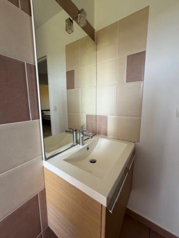 PLAISANCE (32): agréable MAISON de 2009, 3 chambres, gande piece de vie, VUE, calme, 2300m2 jardin clos plat.