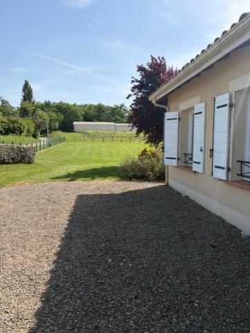 PLAISANCE (32): agréable MAISON de 2009, 3 chambres, gande piece de vie, VUE, calme, 2300m2 jardin clos plat.