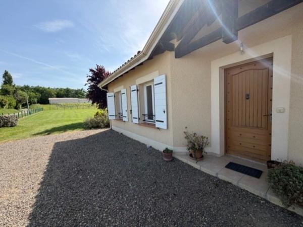 PLAISANCE (32): agréable MAISON de 2009, 3 chambres, gande piece de vie, VUE, calme, 2300m2 jardin clos plat.