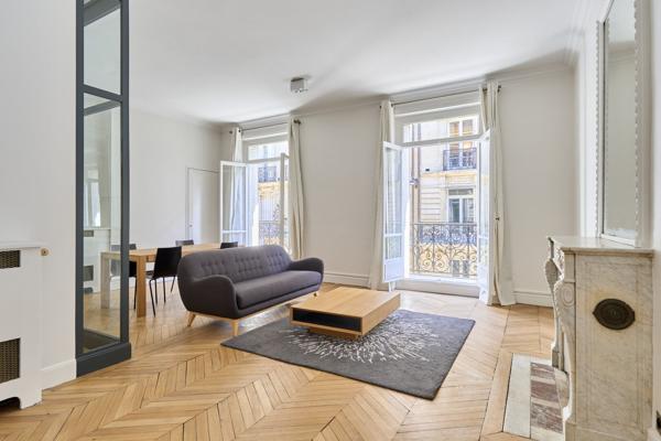 LOCATION MEUBLÉE - PARIS 75008 - 2 pièces-  balcon - TRIANGLE D'OR