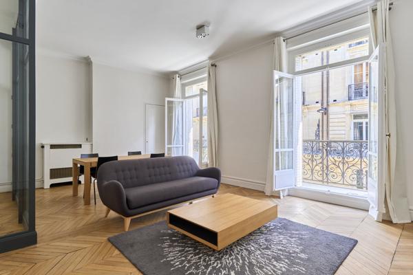 LOCATION MEUBLÉE - PARIS 75008 - 2 pièces-  balcon - TRIANGLE D'OR