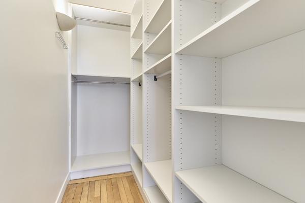 LOCATION MEUBLÉE - PARIS 75008 - 2 pièces-  balcon - TRIANGLE D'OR