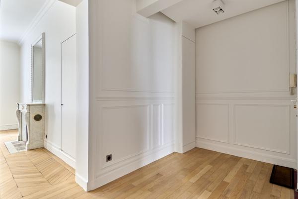 LOCATION MEUBLÉE - PARIS 75008 - 2 pièces-  balcon - TRIANGLE D'OR