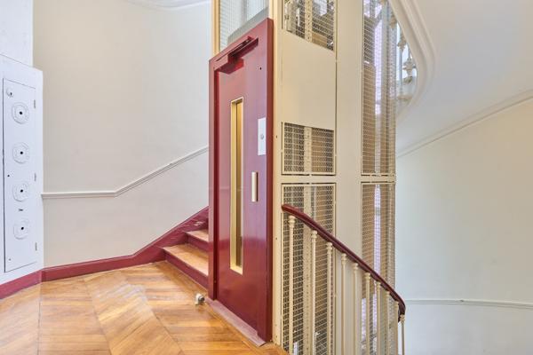 LOCATION MEUBLÉE - PARIS 75008 - 2 pièces-  balcon - TRIANGLE D'OR