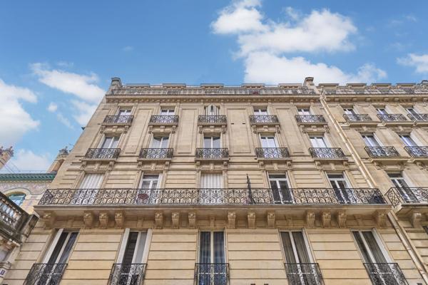 LOCATION MEUBLÉE - PARIS 75008 - 2 pièces-  balcon - TRIANGLE D'OR
