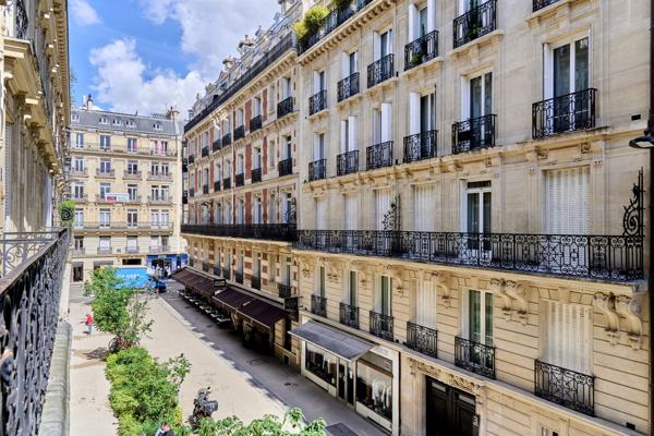 LOCATION MEUBLÉE - PARIS 75008 - 2 pièces-  balcon - TRIANGLE D'OR