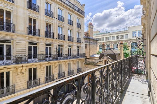 LOCATION MEUBLÉE - PARIS 75008 - 2 pièces-  balcon - TRIANGLE D'OR