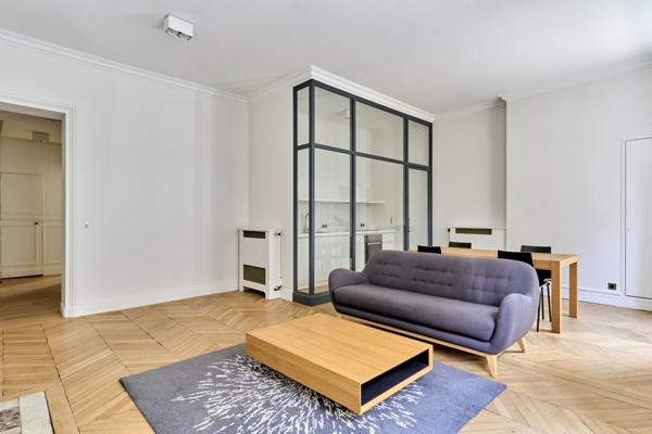 LOCATION MEUBLÉE - PARIS 75008 - 2 pièces-  balcon - TRIANGLE D'OR