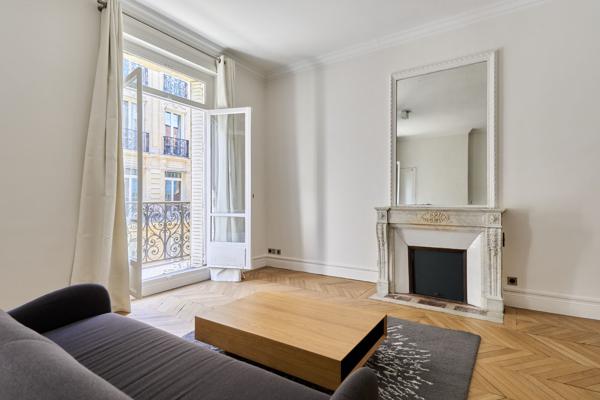 LOCATION MEUBLÉE - PARIS 75008 - 2 pièces-  balcon - TRIANGLE D'OR