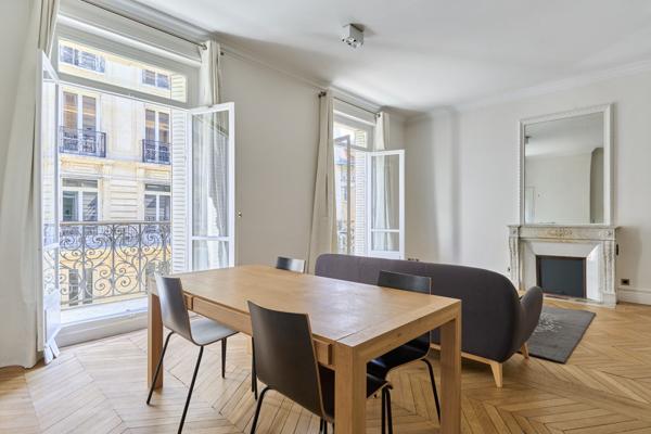 LOCATION MEUBLÉE - PARIS 75008 - 2 pièces-  balcon - TRIANGLE D'OR