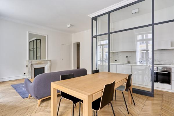 LOCATION MEUBLÉE - PARIS 75008 - 2 pièces-  balcon - TRIANGLE D'OR