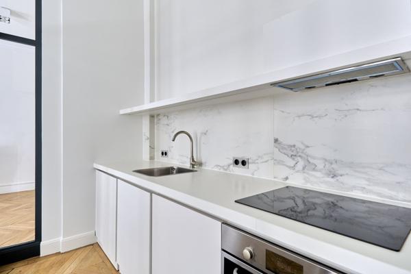 LOCATION MEUBLÉE - PARIS 75008 - 2 pièces-  balcon - TRIANGLE D'OR