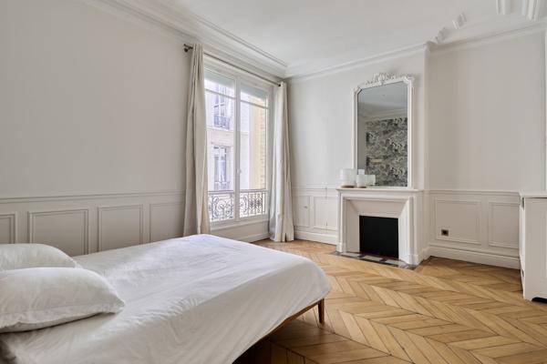 LOCATION MEUBLÉE - PARIS 75008 - 2 pièces-  balcon - TRIANGLE D'OR
