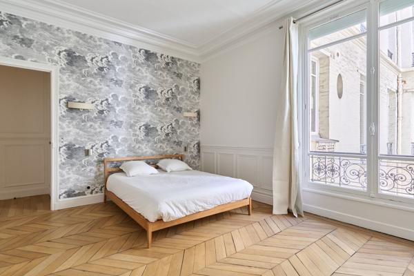 LOCATION MEUBLÉE - PARIS 75008 - 2 pièces-  balcon - TRIANGLE D'OR