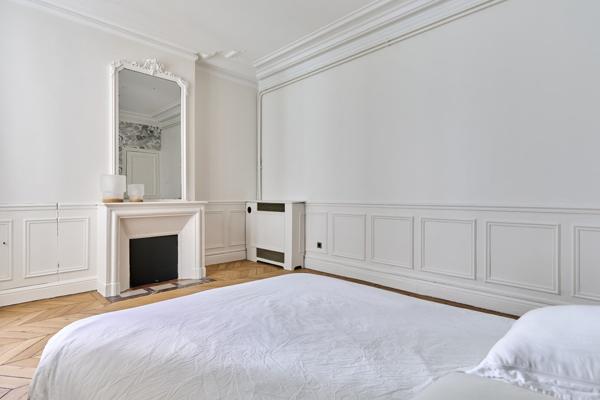 LOCATION MEUBLÉE - PARIS 75008 - 2 pièces-  balcon - TRIANGLE D'OR